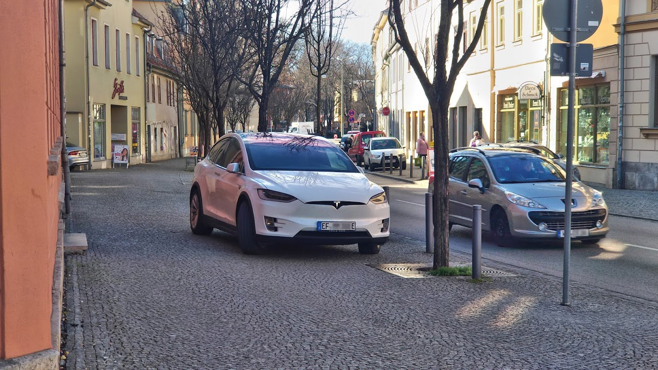 Auch ein Elektro-Auto rechtfertigt kein verkehrswidriges Verhalten wie das Parken auf dem Gehweg.